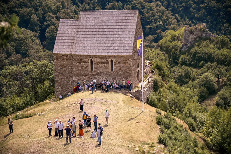 Kapela i posjetioci na Bobovcu