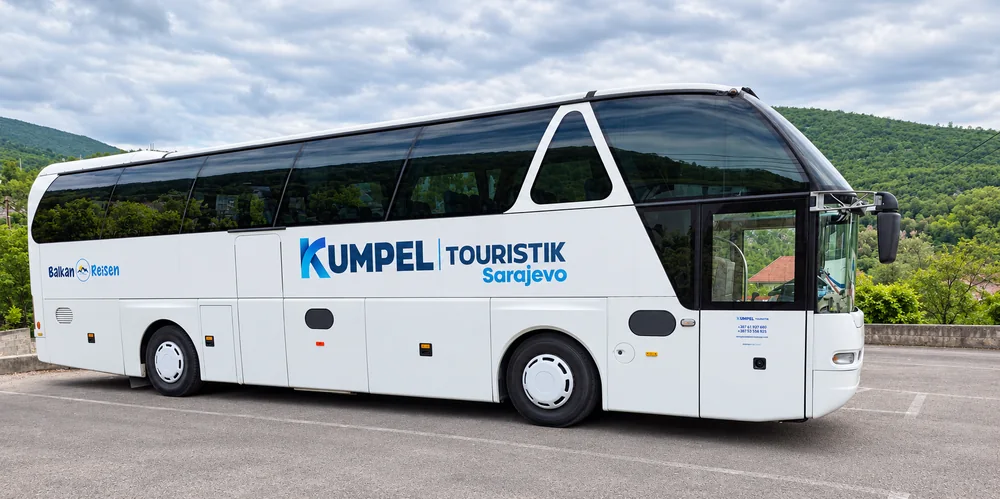 Bijeli autobus Kumpel Touristik Sarajevo za izlet na Bobovac.